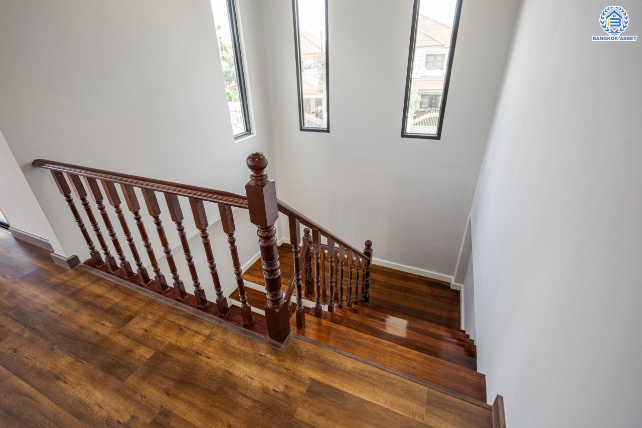 บ้านมือสองตกแต่งใหม่ ม.บ้านชมเพลิน เพชรเกษม หลังมุม เนื้อที่ 122 ตร.ว. ฟังก์ชันครบ 3 ห้องนอน 3 ห้องน้ำ 1 ห้องอเนกประสงค์ 2 ที่จอดรถ บนทำเลศักยภาพ เชื่อมต่อหลายเส้นทาง ใกล้เดอะมอลล์บางแค และรถไฟฟ้าสายสีน้ำเงิน "สถานีหลักสอง" รายล้อมด้วยสิ่งอำนวยความสะดวกครบครัน